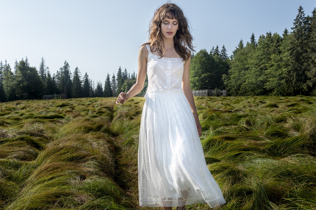 thereseundluise-bettina-hirtreiter-2019-brautkleid-12-04-kathleen1-header thereseundluise-bettina-hirtreiter-brautkleid-zweiteiler-kathleen-französische-spitze-kurzer-rock