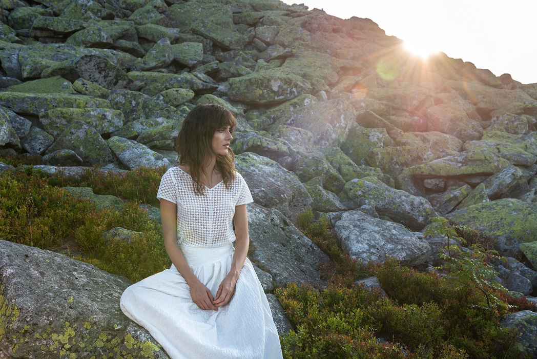 thereseundluise-bettina-hirtreiter-2019-brautkleid-08-03-top-kristy-rock-kelly-index-slider-02 thereseundluise-brautkleid-zweiteiler-top-kristy-rock-kelly-französische-spitze-cloque-lässiges-brauttop