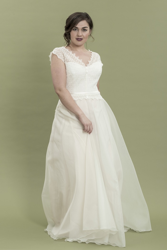 brautkleid-thereseundluise-jitka-curve-spitze-organza-v-ausschnitt