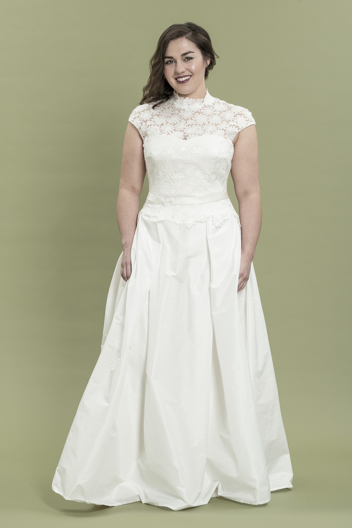 brautkleid-mit-taschen-thereseundluise-kamilla-curve-spitze-stehkragen-rückenausschnitt-taft