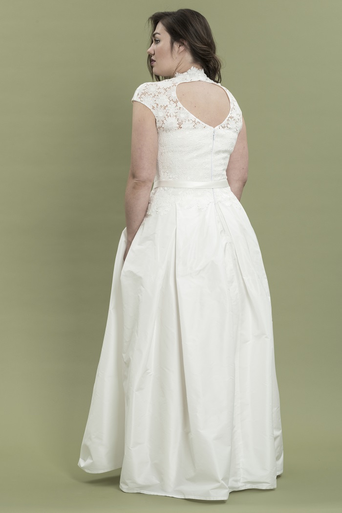 brautkleid-mit-taschen-thereseundluise-kamilla-curve-spitze-stehkragen-rückenausschnitt-taft