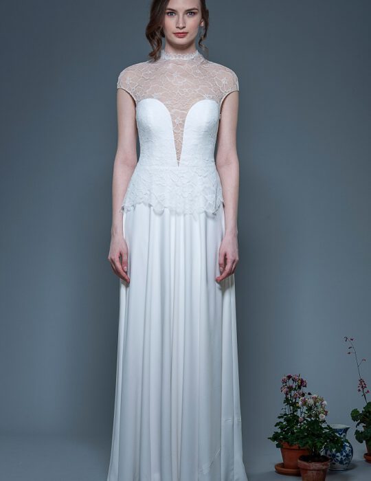 Brautkleid-Leonie-thereseundluise-spitze-tiefer-Ausschnitt-vorne-und-hinten