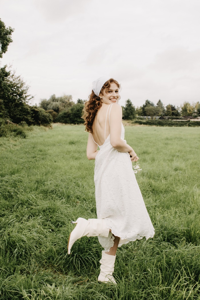 thereseundluise-brautkleid-ninette-spitze-allover-spagettiträger-tiefer-rücken